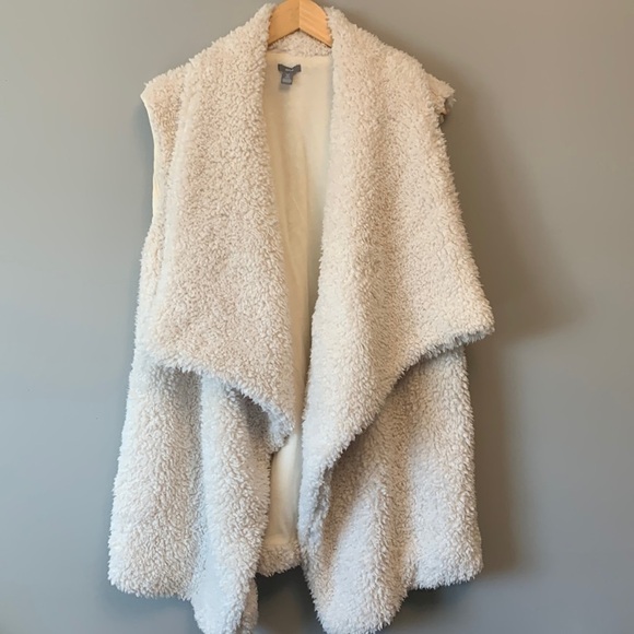 Aerie Sherpa Vest - Picture 3 of 15
